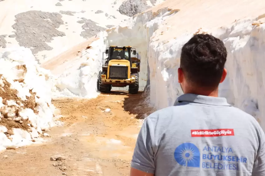 Antalyada yayla yollarında karla mücadele sürüyor