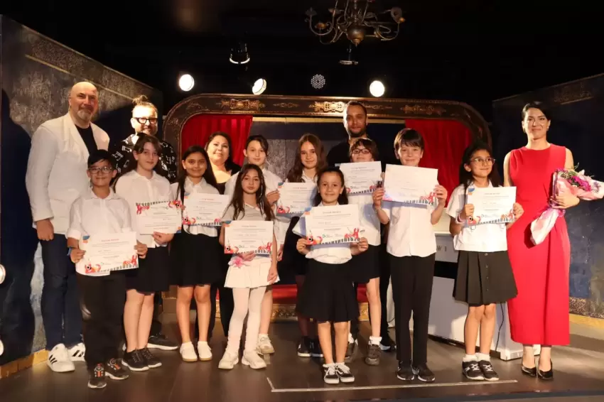 İzmit Belediyesi Sanat Akademisinde mezuniyet sevinci