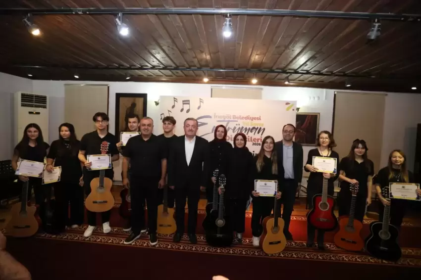 Bursa İnegölde gitar kursu kursiyerleri sertifikalarını aldı