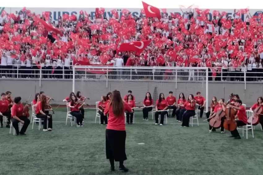 A Milli Takım marşını Bursalı öğrenciler besteledi... Bursalı Bizim Çocuklar birinci seçildi