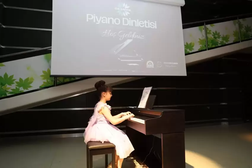 Kocaelide GESMEK kursiyerlerinden piyano dinletisi