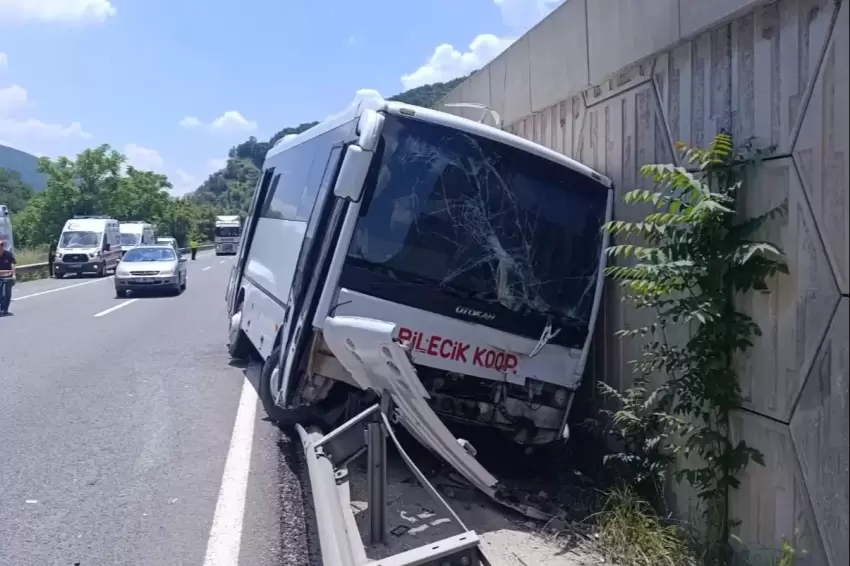 Bilecikte midibüs tıra çarptı: 6 yaralı