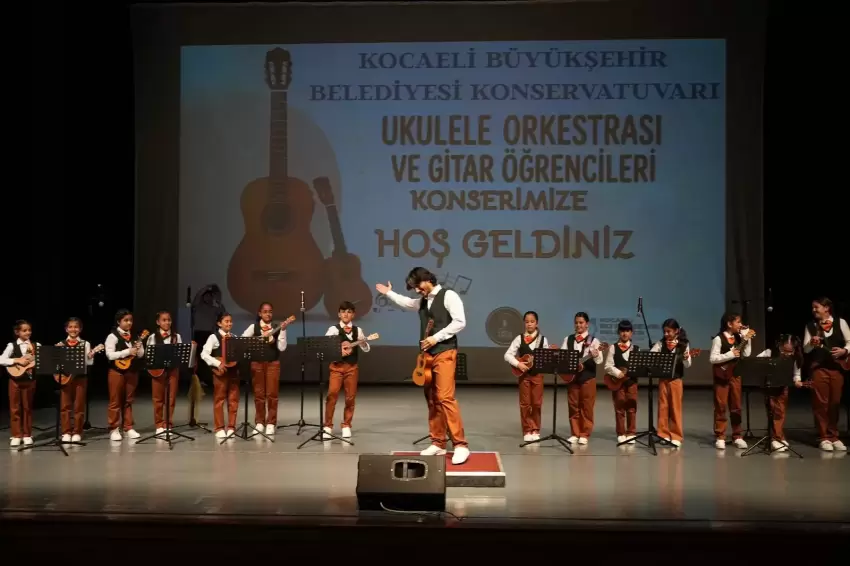 Kocaelide konservatuvar öğrencileri hem çaldı hem oynadı