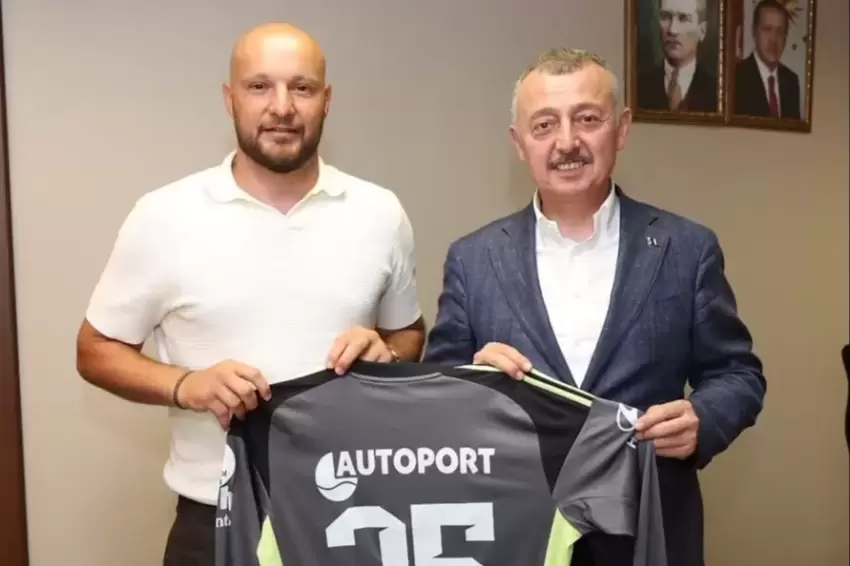 Kocaelisporun kaptanı formasını Başkan Büyükakına hediye etti
