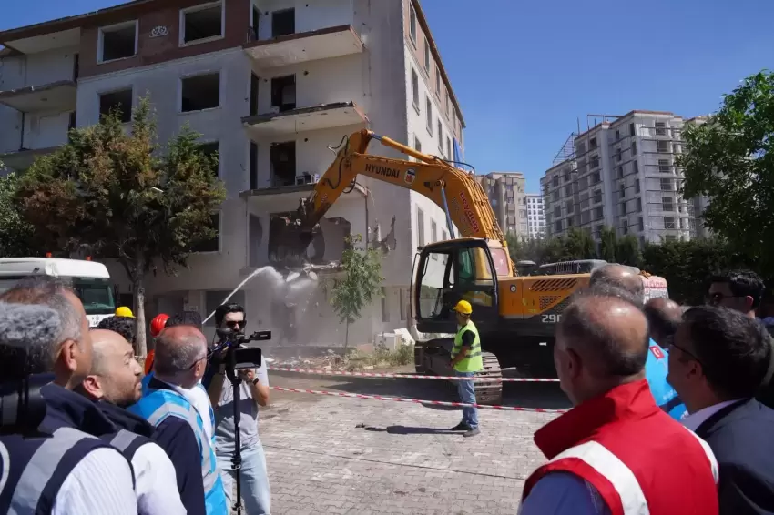İstanbul Beylikdüzünde riskli site yıkıldı İBBden dönüşüm mesajı