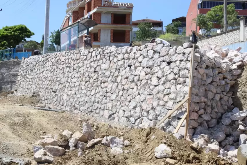 Kocaeli İzmitte taş duvar yenileme çalışması