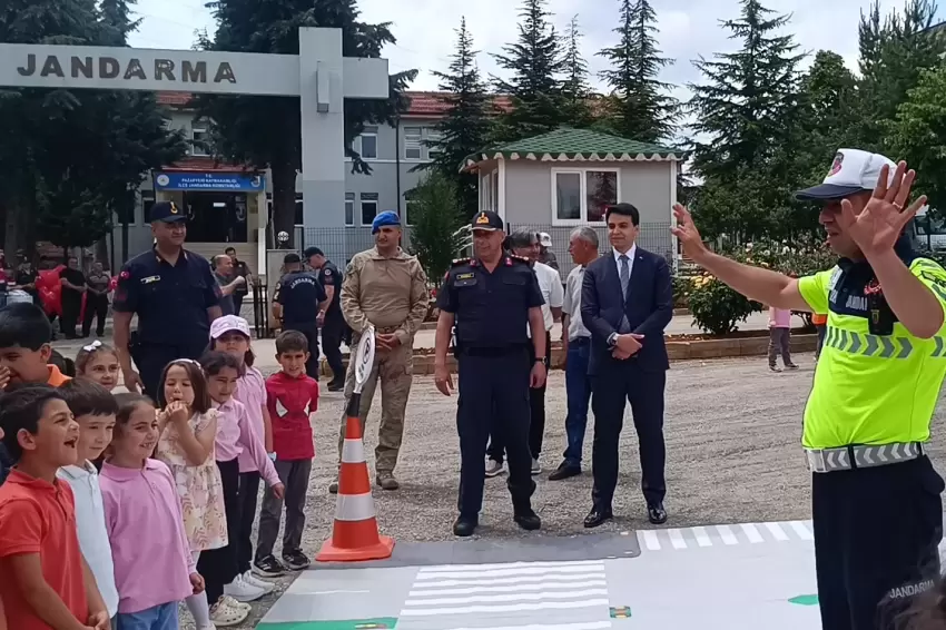 Bilecik Pazaryerinde jandarma öğrencilerle buluştu