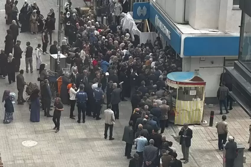 Ağrıda sosyal yardım kuyruğu Halkbanka acil önlem çağrısı