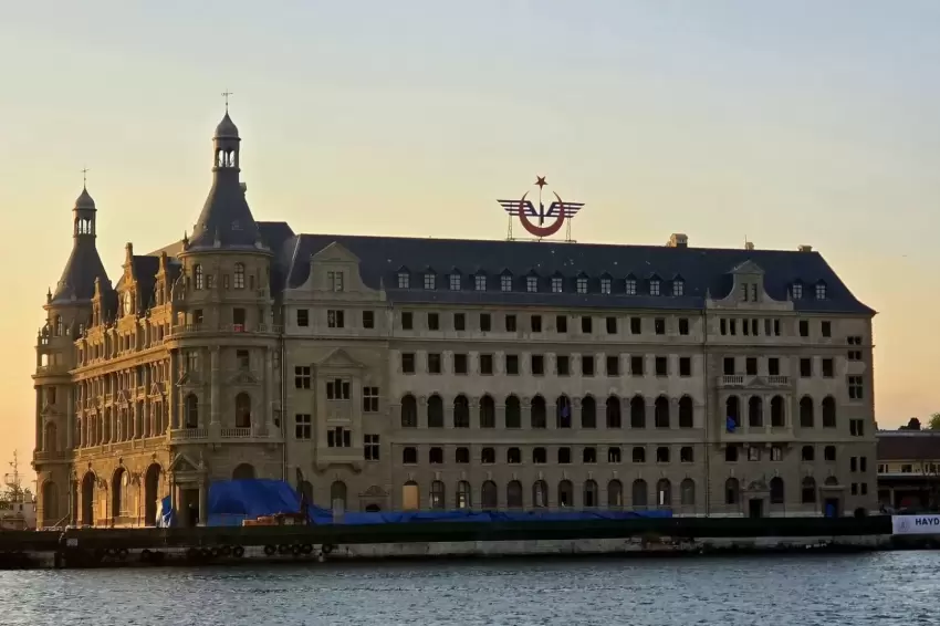 Haydarpaşa Garında restorasyonda iskeleler kaldırıldı