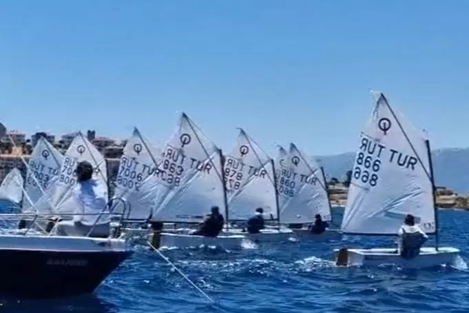 Sahil Güvenlik Kupası için yelkenler Foçada şişti