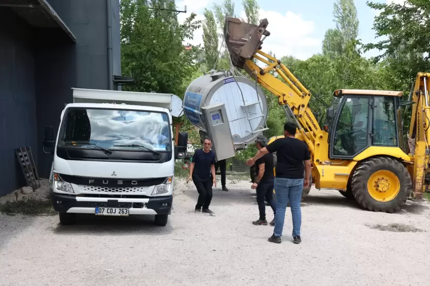 Antalyada Kaş Sütleğene 4 tonluk süt soğutma tankı