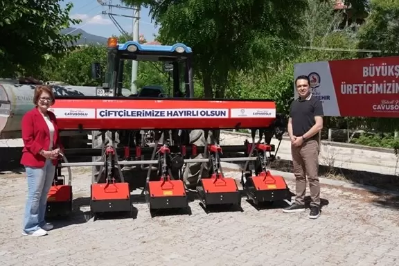 Denizlide Bozkurtlu üreticilere çapa makinesi desteği