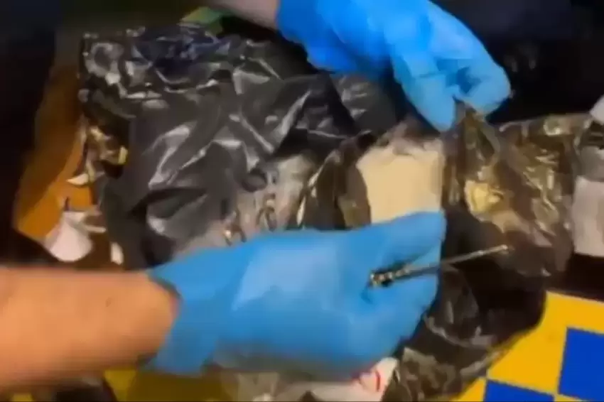 Ticari taksinin motor bölümünde 710 gram metamfetamin