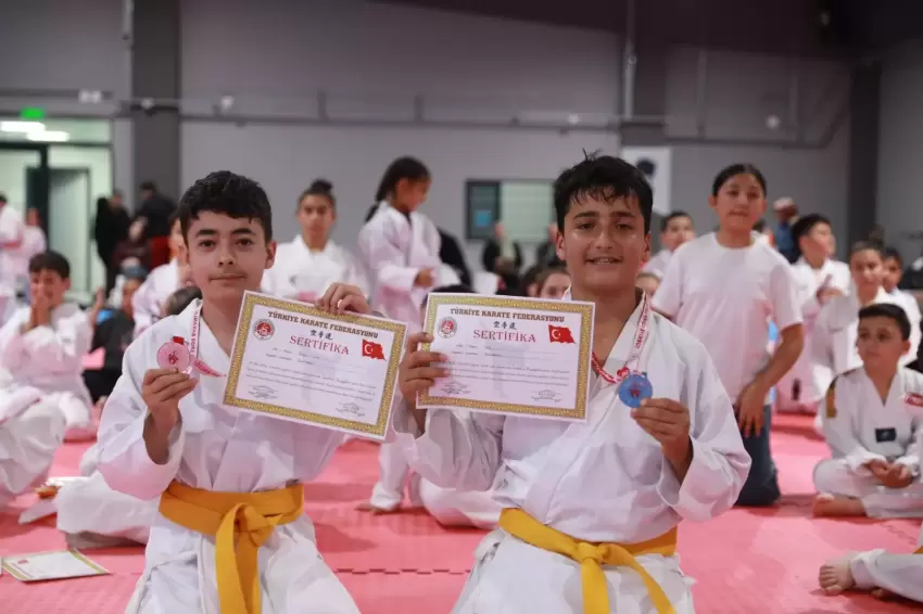 Ankara Keçiörenin sporcuları Karate Kuşak Sınavında ter döktü