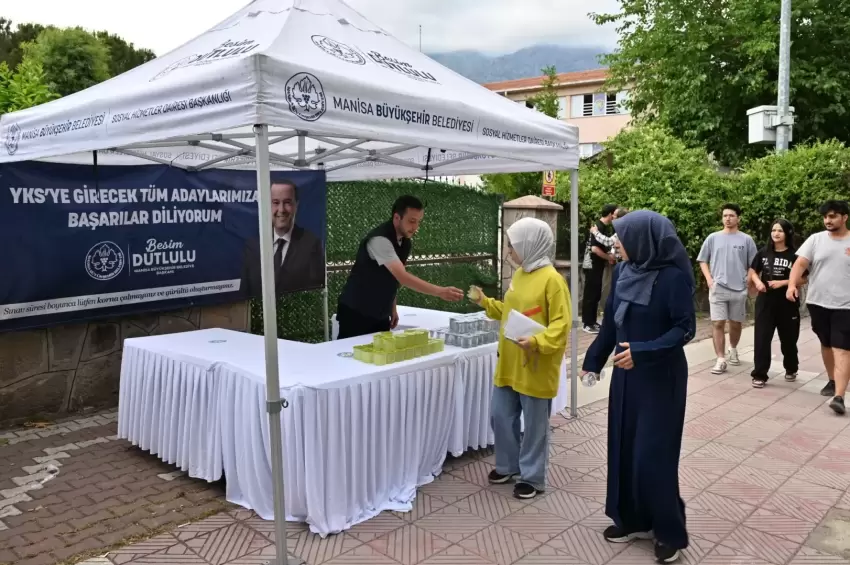 Manisada YKS adaylarına su ve limonata ikramı