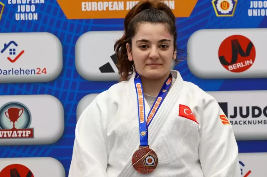 İzmirli Sema Avrupa Kupasında kürsüde