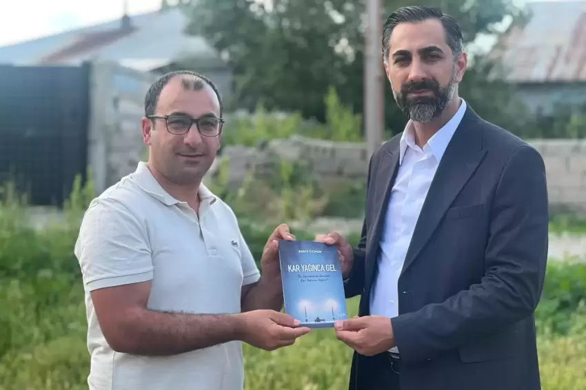 Ömer Tahtalıdan Barış Özmenin şiir kitabına destek