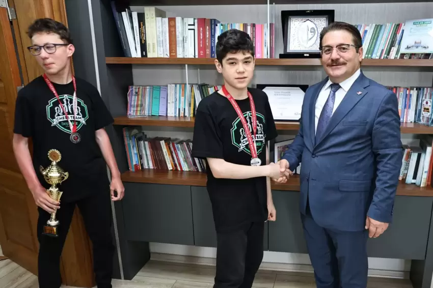 Türkiye ikincisi satranç takımından İl Milli Eğitime ziyaret