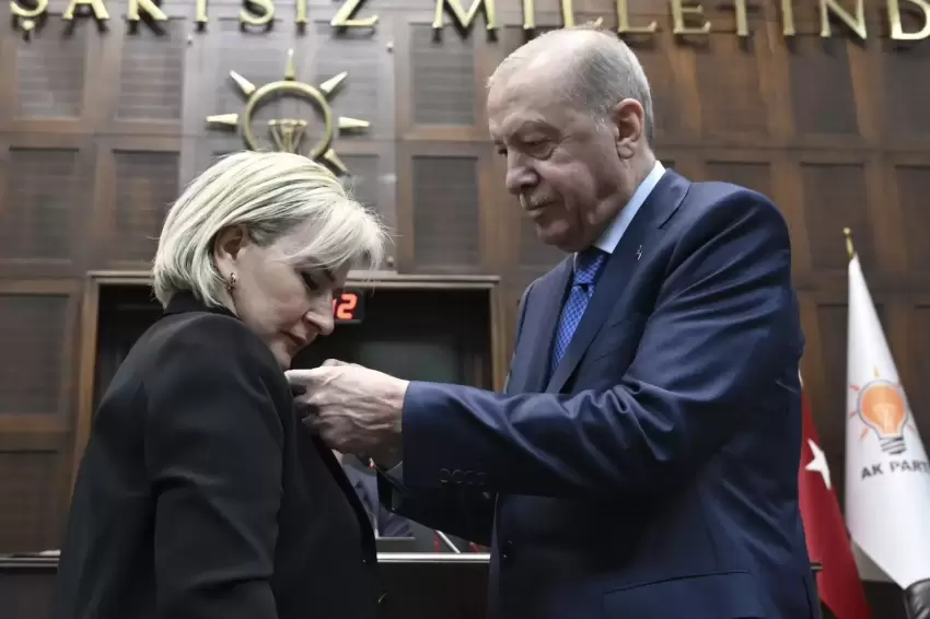 CHPden istifa eden Nimet Özdemir AK Partiye katıldı