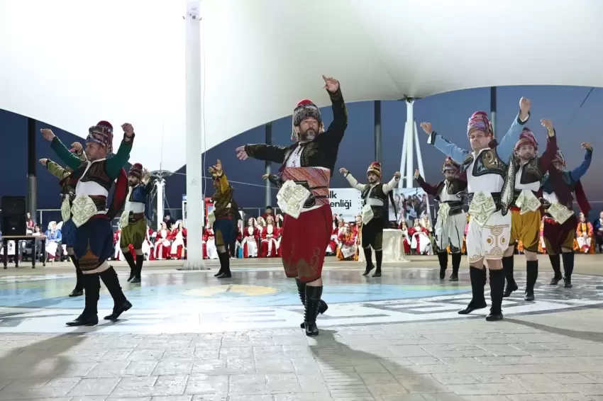 Sakarya Bayraktepede Maarif Halk Dansları Şenliği büyük ilgi