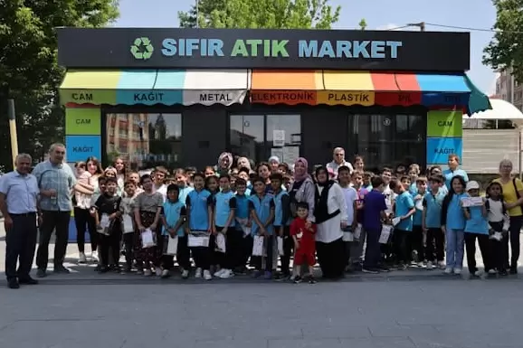 Kütahyalı öğrencilerden Sıfır Atık Markete örnek katkı