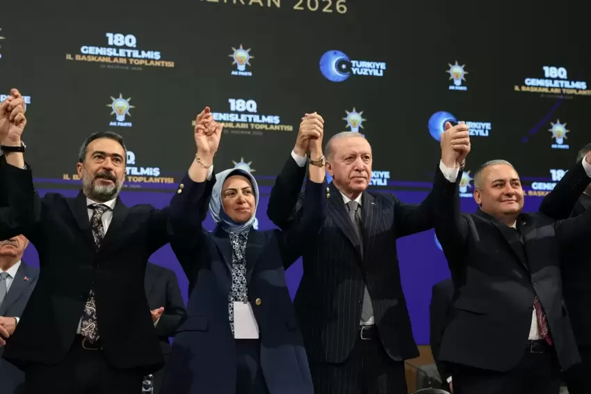 AK Partiye üç belediye başkanı daha katıldı... Rozetleri Erdoğan taktı