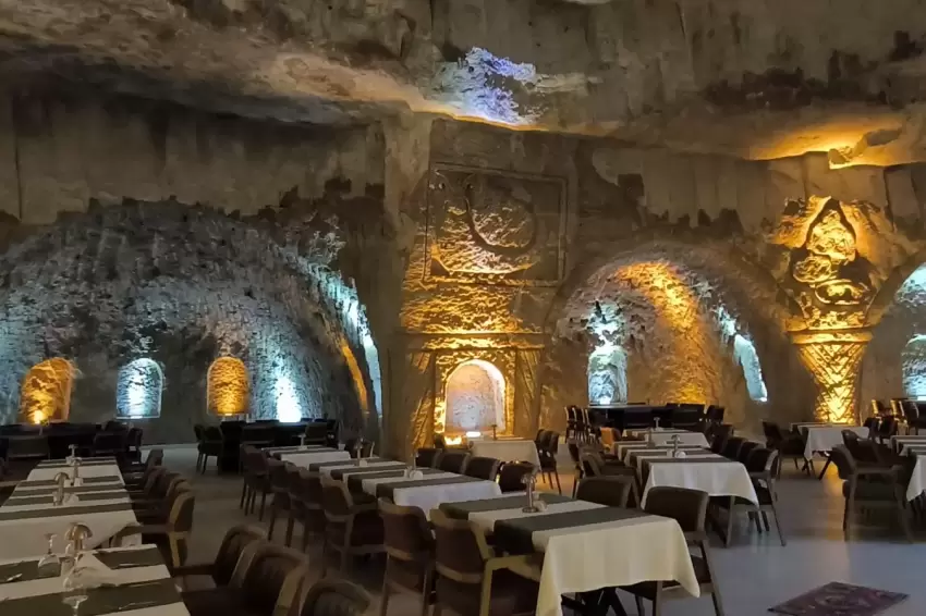 Mardinde 15 yıllık emek: Kayaları oyup 400 kişilik dev mağara restaurant açtı
