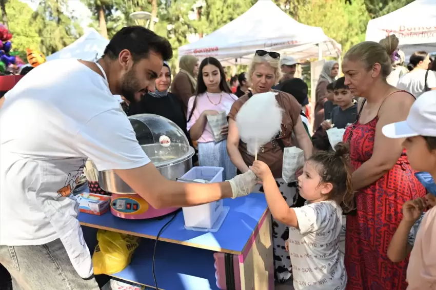 Bornovada binlerce minik tatil öncesi şenlikte buluştu