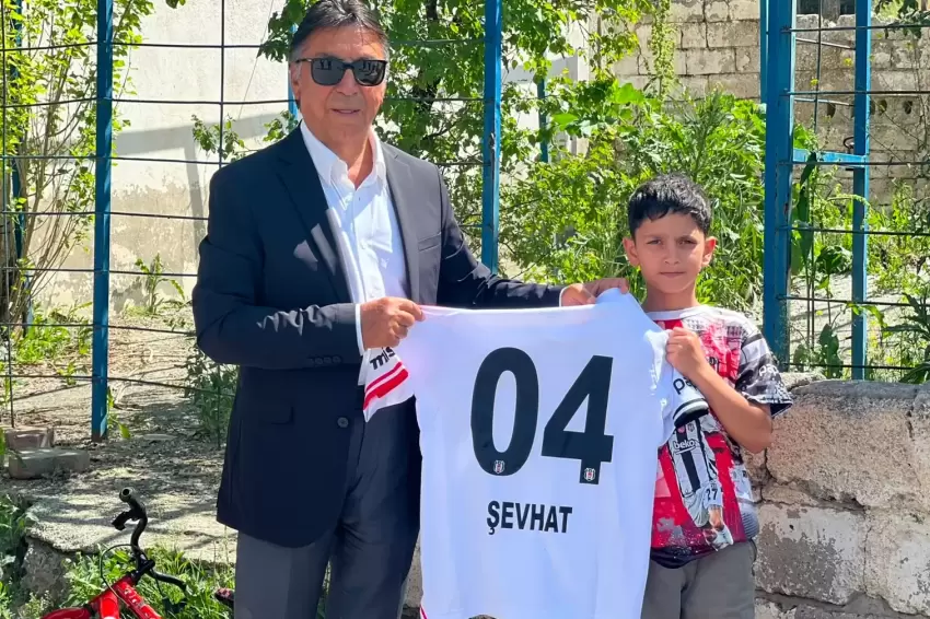 Seyit Ateş, Ağrılı taraftar Şevhatın Beşiktaş forması hayalini gerçekleştirdi