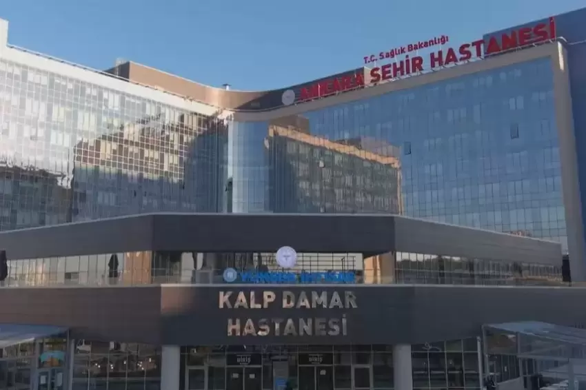 Türkiyenin ilk yerli kalp-akciğer makinesiyle ilk ameliyat başarıyla gerçekleştirildi