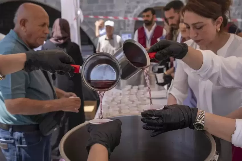Diyarbakırda Ulu Cami önünde reyhan şerbeti ikramı