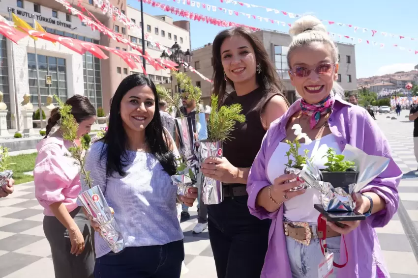 Keçiörende uyuşturucuyla mücadele günü kapsamında fidan ve fide dağıtıldı
