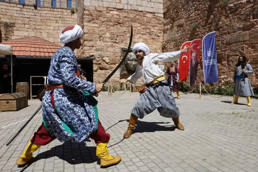 Bursa Zindankapıda Türk kılıçları çekildi