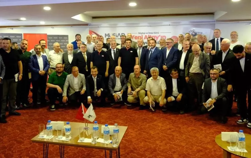 OYAK Genel Müdürü Prof.Dr. Murat Yalçıntaş işdünyası ile imza gününde buluştu