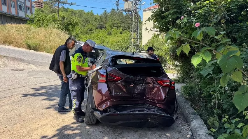Yokuş çıkarken geri kayan otomobil kavak ağaca çarptı: 3 yaralı