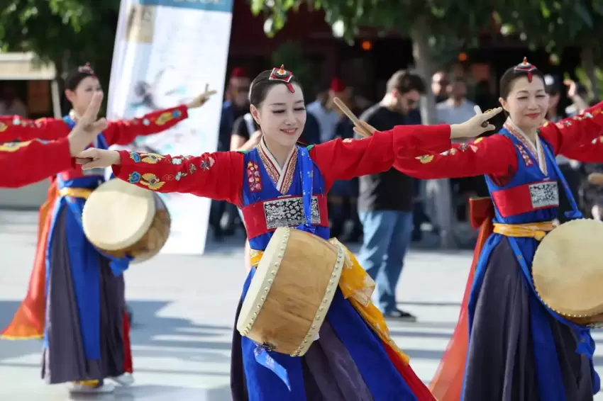 Halk dansları rüzgârı Bursanın dört bir yanını sardı