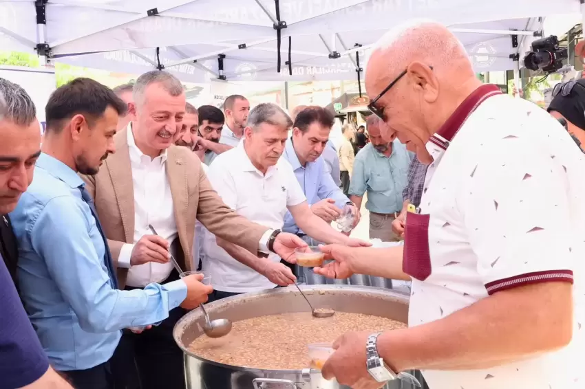 Kocaelide aşure kazanı kardeşlik için kaynadı