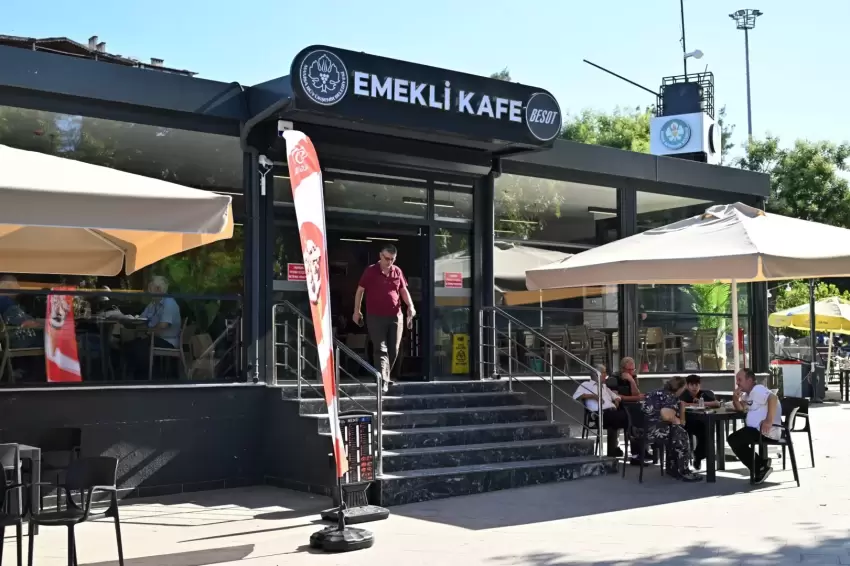 Manisada Emekli Kafe kısa sürede gözde mekan oldu
