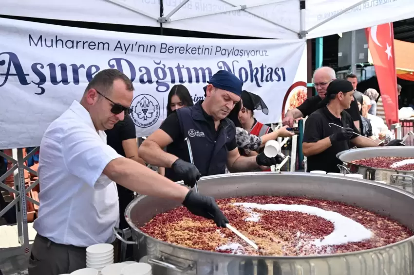 Manisa Büyükşehirden pazarda 2 bin kişiye aşure ikramı