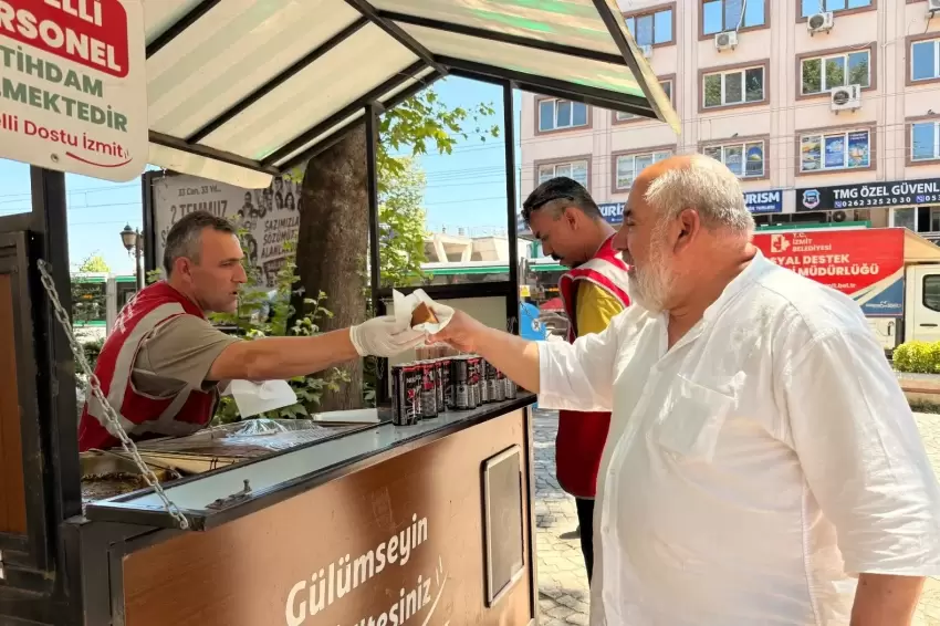İzmit Belediyesinden serinleten ikramı