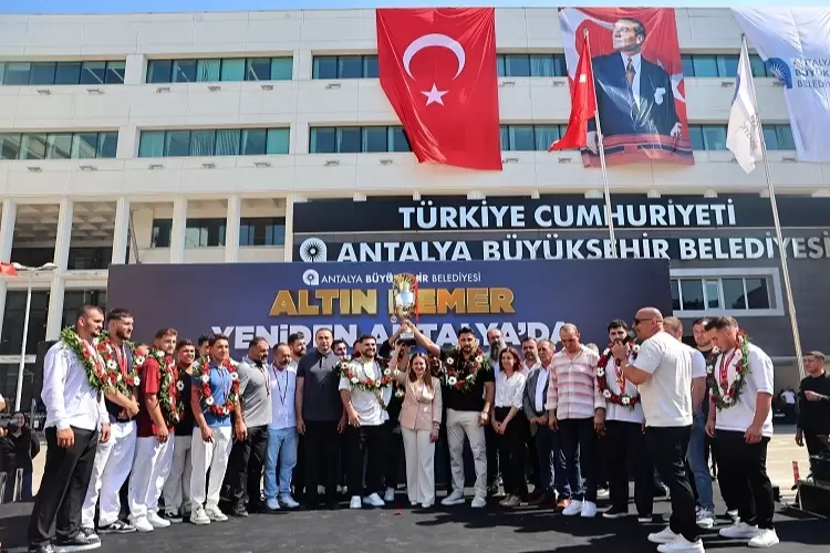 Kırkpınar Başpehlivanı Erkan Taşa coşkulu karşılama