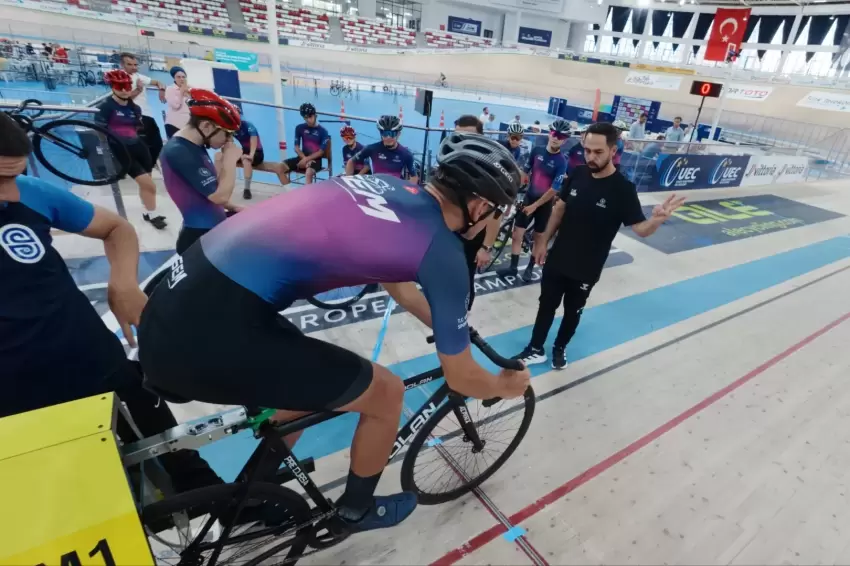 Konya Velodromunda geleceğin şampiyonları piste çıktı