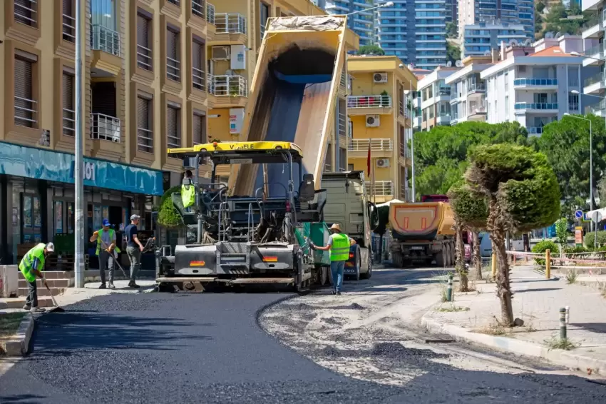 İzmir Narlıderede asfalt mesaisi hız kesmiyor