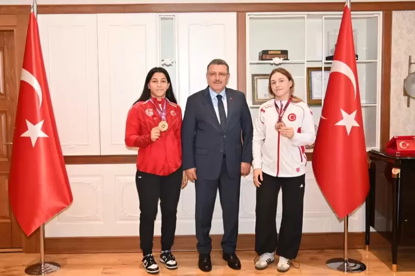 Şampiyon sporculara Başkan Gençten övgü