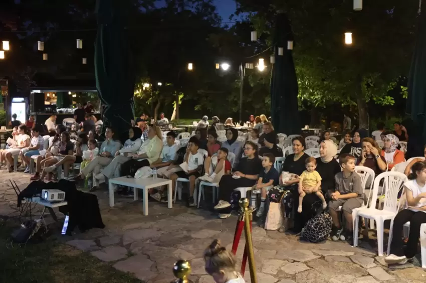 Açık hava sinema keyfi Dobrucada yaşandı