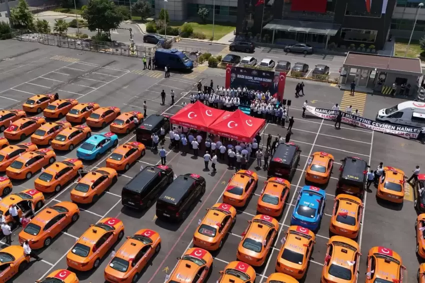 İstanbulda 253 taksilik Demokrasi Konvoyu
