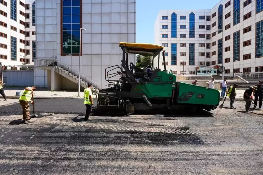 İstanbul Maltepede asfalt serim çalışmaları sürüyor