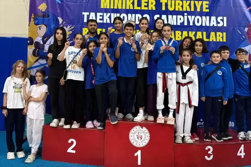 Kocaelinin gururu Kağıtspor kürsülerden inmiyor