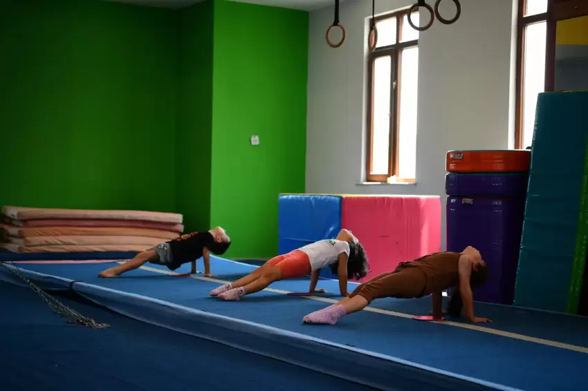Kocaeli Çayırovada Yaz Spor Okulları çocukları sporla buluşturuyor