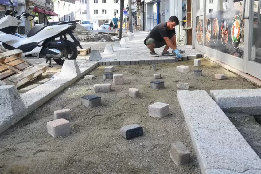 Giresunda yol ve kaldırım yenileme çalışmaları sürüyor